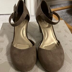 Dexflex Comfort Beige Mary Jane Pumps Suede Like Beige Heels Size 8.5